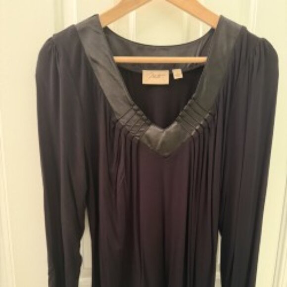 Woman's Top - Picture 1 of 6